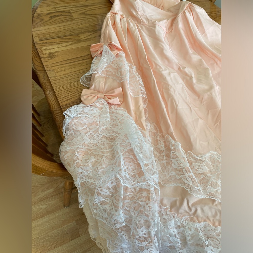 Vintage Elegant Peach Dress with White Lace Details - Picture 3 of 12